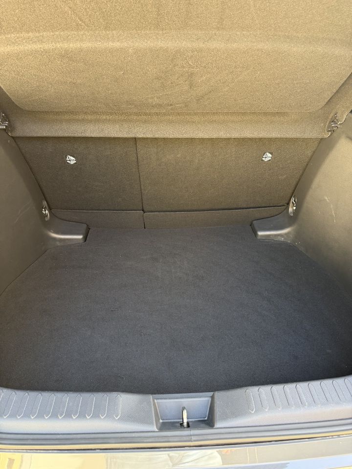 Toyota C-HR, coffre après le nettoyage de Wash'Auto 72 : moquette du coffre nettoyée