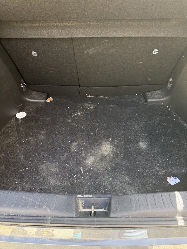 Toyota C-HR, coffre avant le nettoyage : moquette poussiéreuse et tachée