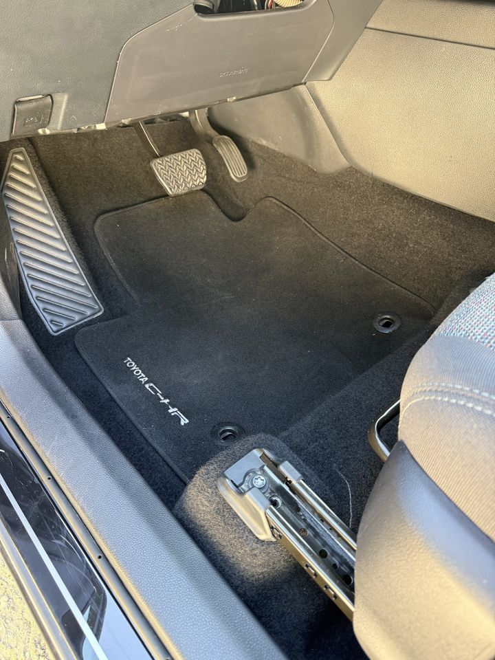 Toyota C-HR, tapis conducteur après le nettoyage de Wash'Auto 72 : tapis brossé et shampouiné