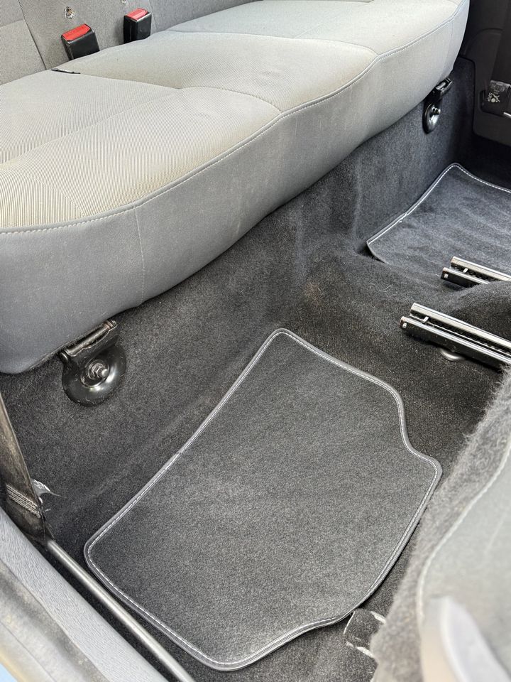 citadine Renault, plancher arrière après le nettoyage de Wash'Auto 72 : moquette nettoyée, tapis remis