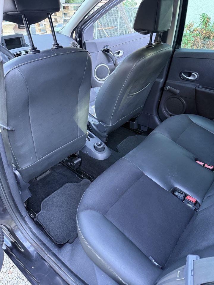 Renault Clio, places arrière après le nettoyage de Wash'Auto 72 : banquette et plancher nettoyés