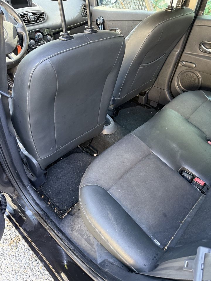 Renault Clio, places arrière avant le nettoyage : banquette et plancher poussiéreux