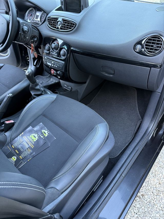 Intérieur de Renault Clio nettoyé, carte Wash’Auto 72 posée sur le siège