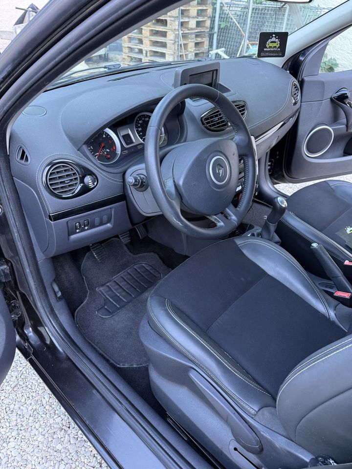 Renault Clio, poste de conduite après le nettoyage de Wash'Auto 72 : poste de conduite propre
