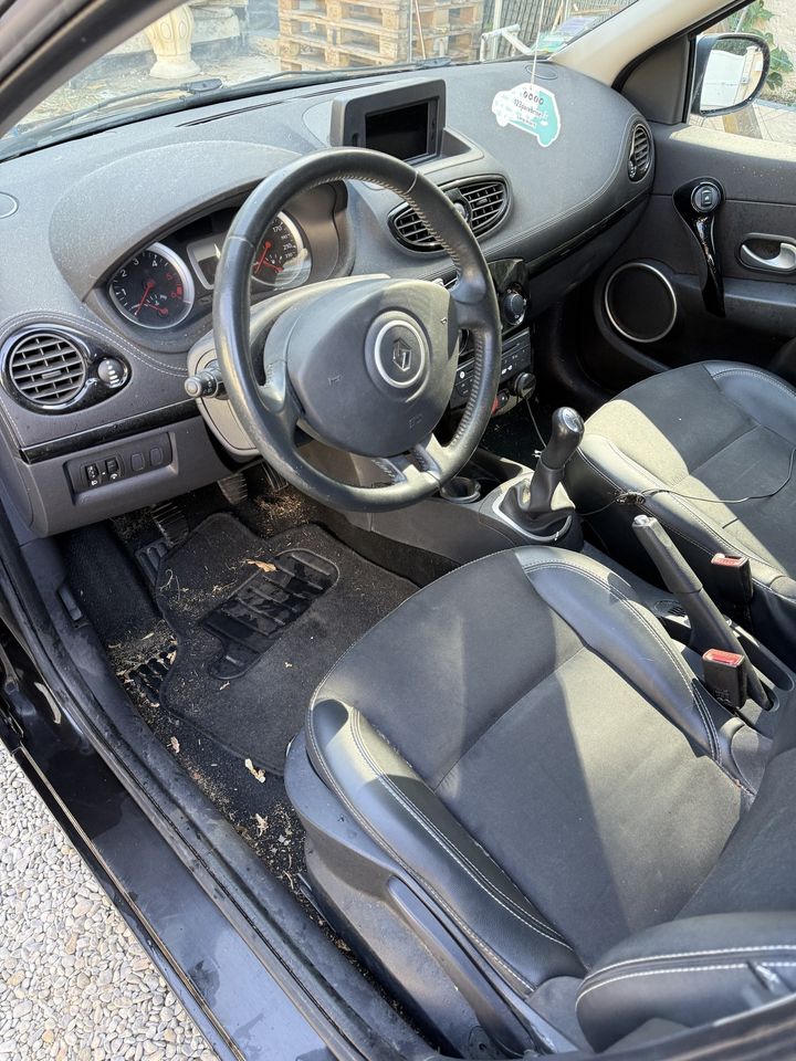 Renault Clio, poste de conduite avant le nettoyage : débris sur le plancher et les tapis