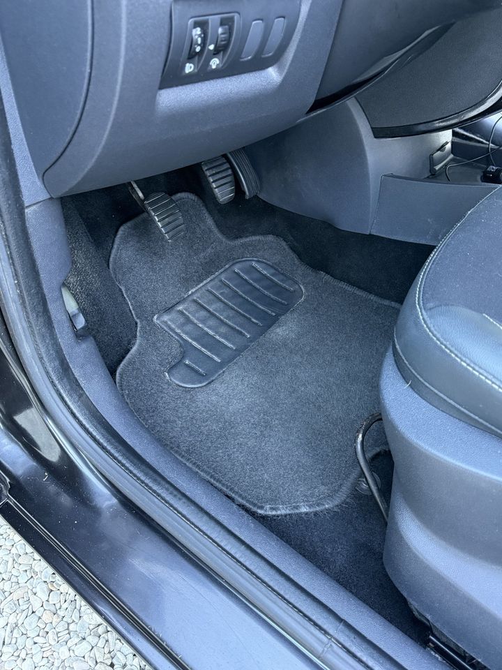 Renault Clio, tapis conducteur après le nettoyage de Wash'Auto 72 : tapis propre et brossé
