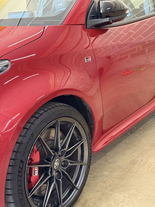 Jante noire et étrier rouge propres sur une Toyota GR Yaris