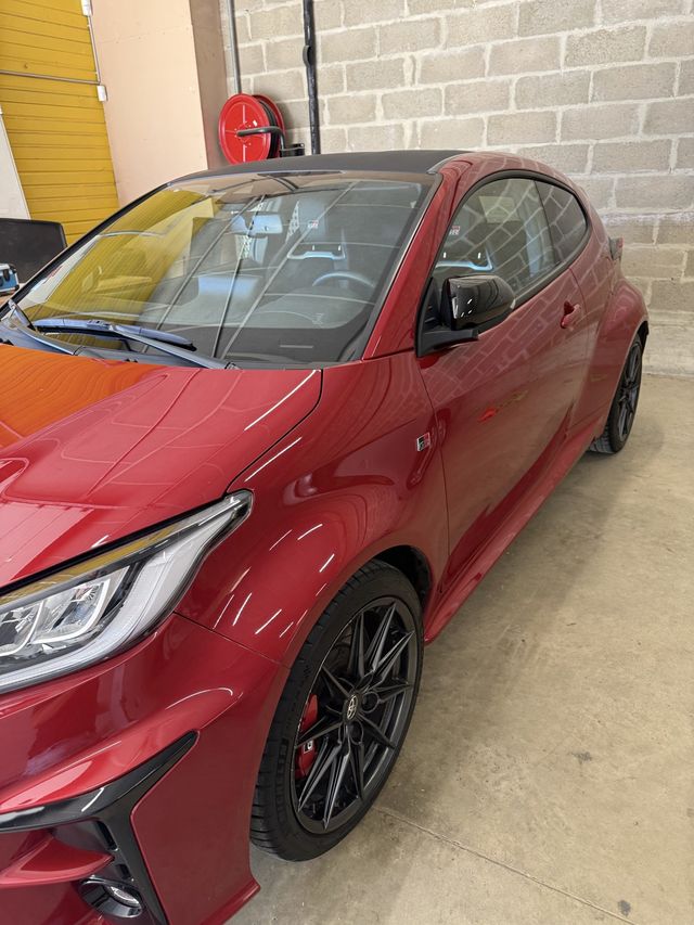 Toyota GR Yaris rouge, carrosserie brillante après lavage