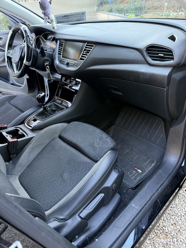 Intérieur d’Opel Grandland après nettoyage