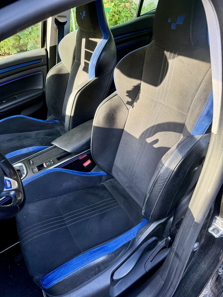 Renault Mégane GT, siège conducteur avant le nettoyage : tissu terne et poussiéreux