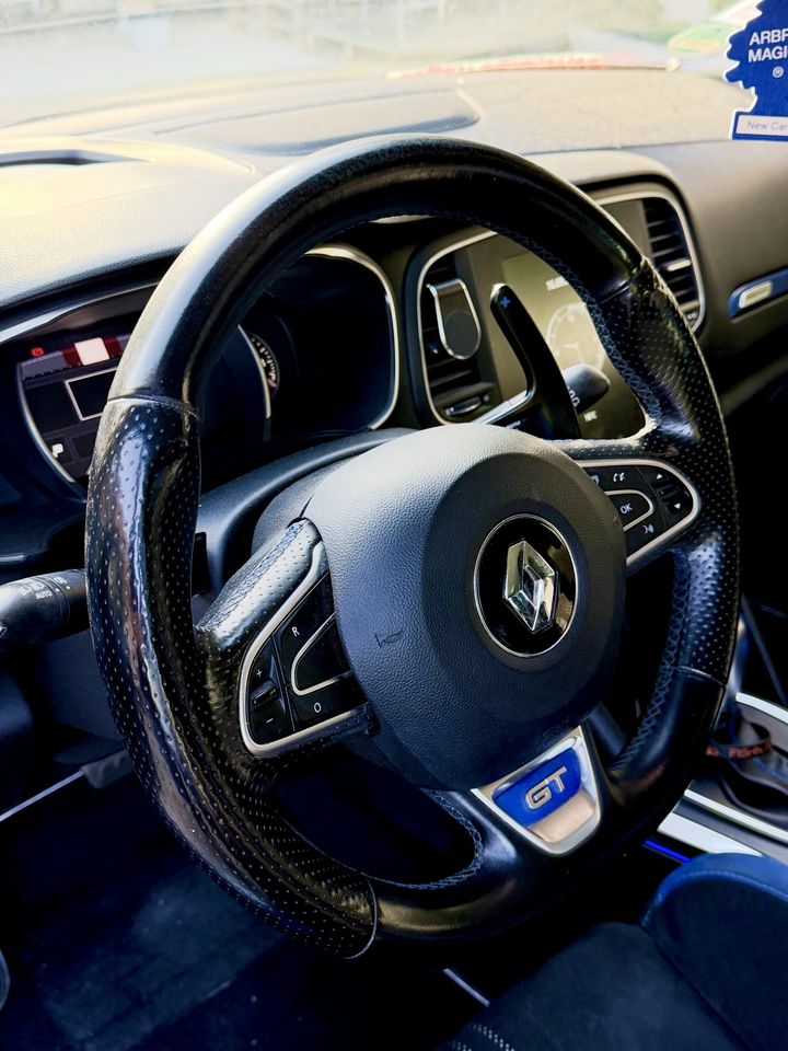 Renault Mégane GT, volant avant le nettoyage : volant terne
