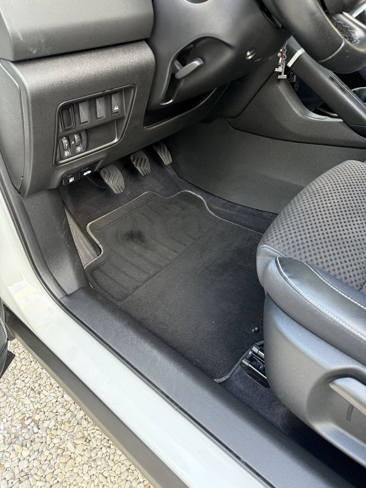 Renault Mégane, tapis conducteur après le nettoyage de Wash'Auto 72 : tapis propre