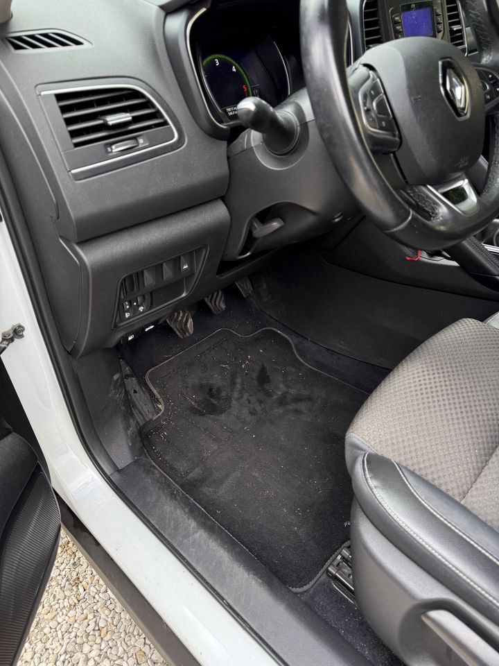 Renault Mégane, tapis conducteur avant le nettoyage : tapis taché et poussiéreux