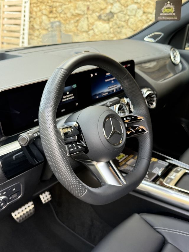 Poste de conduite d’une Mercedes nettoyé