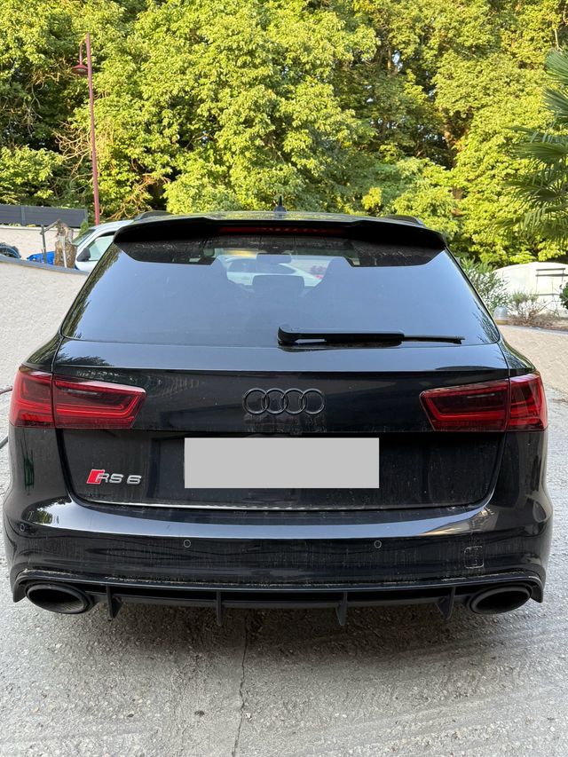 Audi RS6 noire vue de l’arrière après lavage