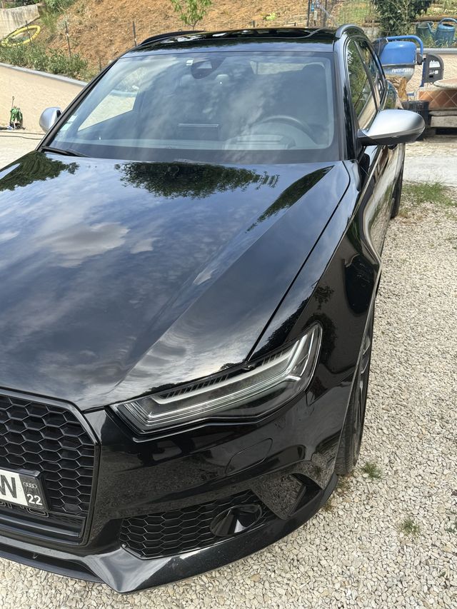 Capot noir brillant d’une Audi RS6 après lavage