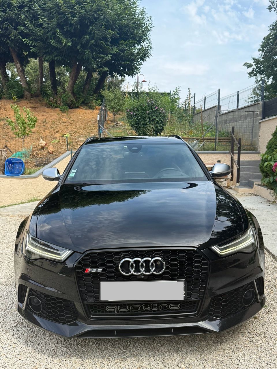 Audi RS6 noire après lavage, reflets sur le capot