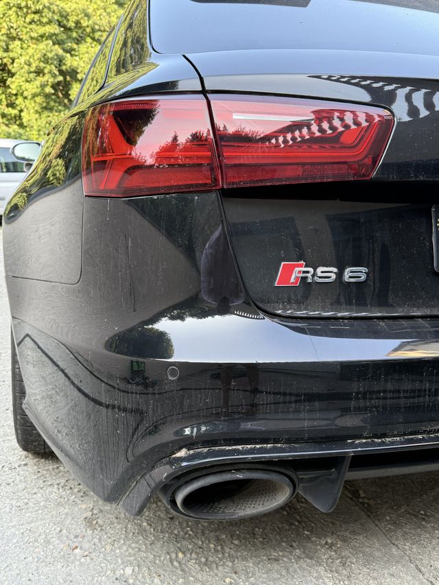 Feux arrière et bouclier d’une Audi RS6 noire propres