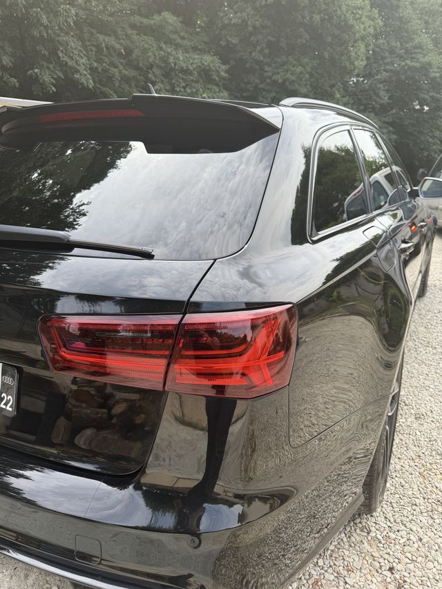 Flanc arrière d’une Audi RS6 noire après lavage
