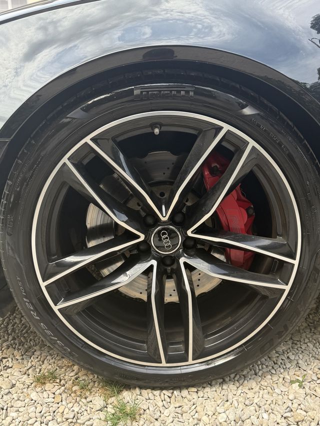 Jante d’Audi RS6 nettoyée, pneu brillant