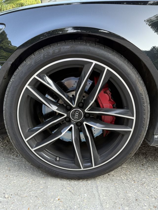 Jante et étrier rouge d’une Audi RS6 après nettoyage