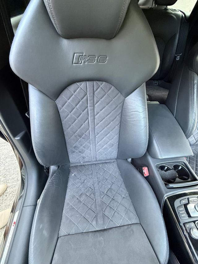 Siège en cuir et alcantara d’une Audi RS6 nettoyé