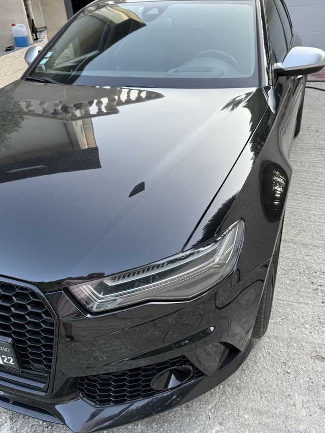 Audi RS6 noire de trois quarts avant après lavage