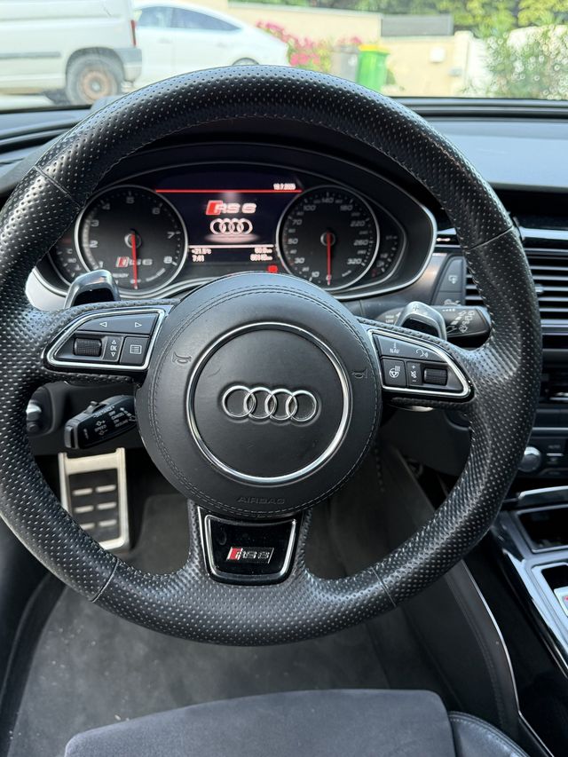Volant et tableau de bord d’une Audi RS6 nettoyés