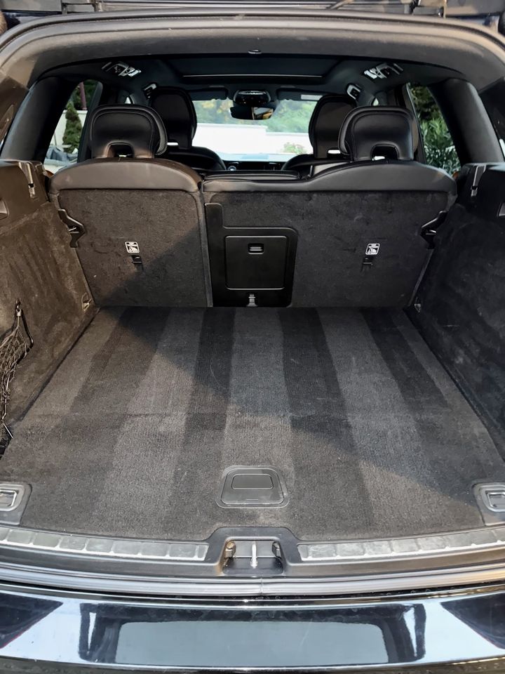 Volvo XC60, coffre après le nettoyage de Wash'Auto 72 : coffre aspiré et brossé
