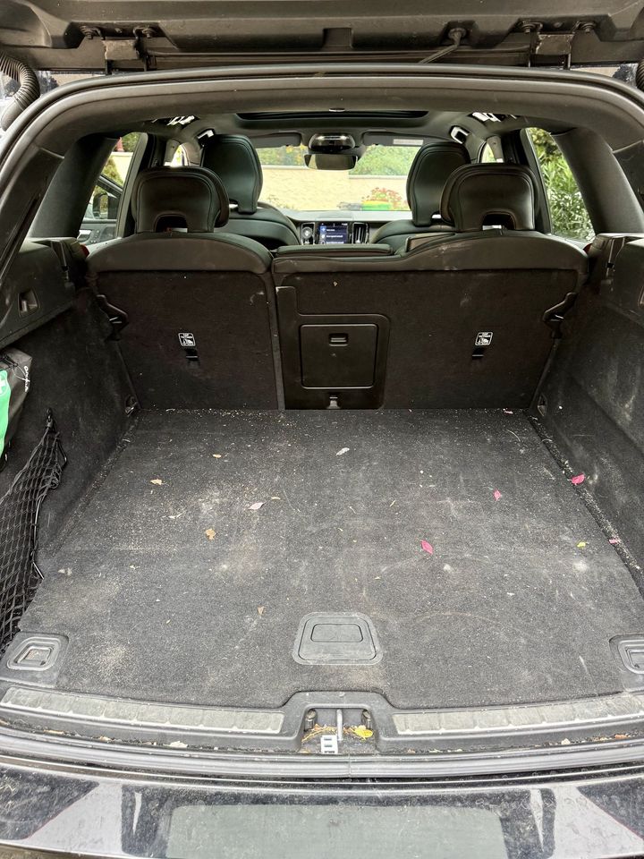 Volvo XC60, coffre avant le nettoyage : coffre poussiéreux avec débris