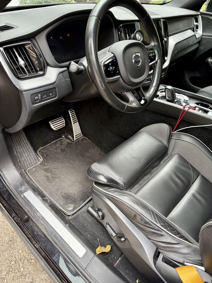 Volvo XC60, poste de conduite avant le nettoyage : tapis et seuils poussiéreux