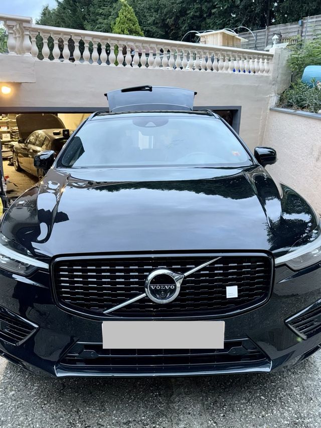 Volvo XC60 noir de face après lavage