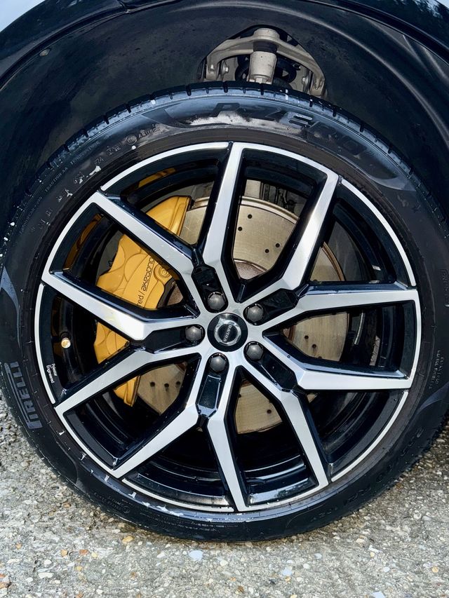 Jante de Volvo XC60 et étrier jaune après nettoyage