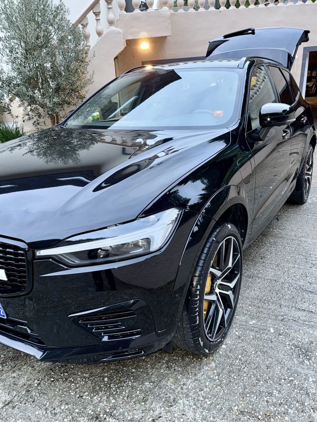 Volvo XC60 noir de trois quarts après lavage