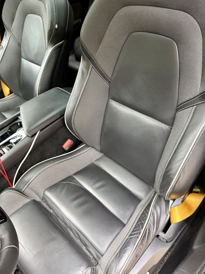 Volvo XC60, siège conducteur en cuir avant le nettoyage : cuir poussiéreux