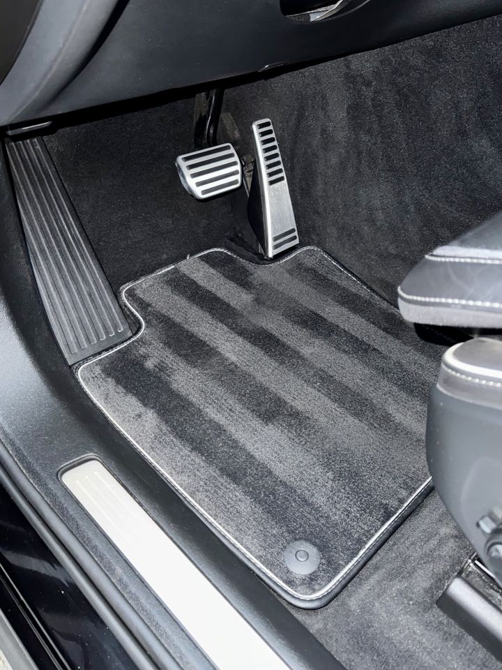 Volvo XC60, tapis conducteur après le nettoyage de Wash'Auto 72 : tapis shampouiné, rayures de brossage