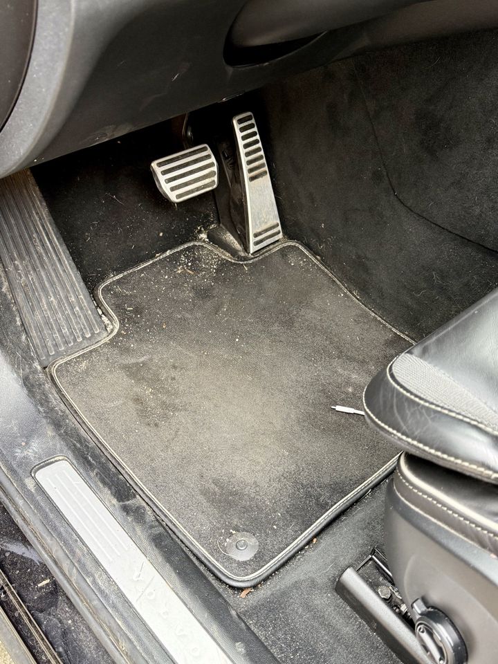 Volvo XC60, tapis conducteur avant le nettoyage : tapis gris de poussière